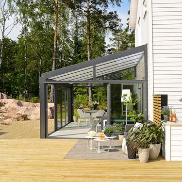Huoltovapaa alumiinirunko tyylikkäällä designilla lasiterassia varten.