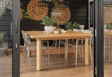 Evergreen ruokapöytä tiikkipuuta, ympäristökuva, Garden Livingin ulkokalusteet