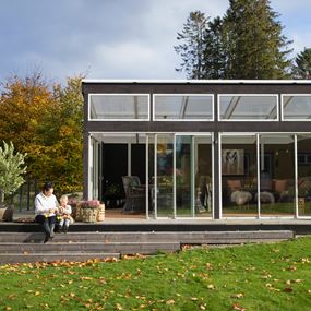 Fristående uterum 25m² Ett fristående uterum ger många möjligheter, som ett lusthus mitt i trädgården eller som ett relaxrum vid poolen eller bryggan.