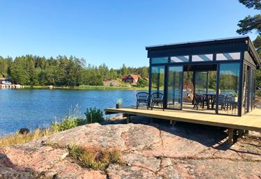 Erillinen lasiterassi on tavallaan helpompi rakentaa kuin talon seinään liitettävä, koska talon ikkunoiden sijaintia ja oviaukkoja ei tarvitse ottaa huomioon.