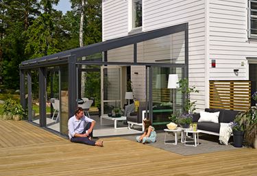 Huoltovapaa alumiinirunko tyylikkäällä designilla lasiterassia varten!
