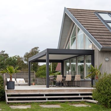 Moderni ja käytännöllinen Pergola lakatusta alumiinista.