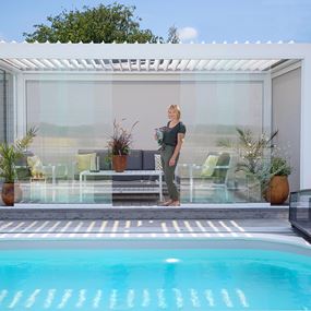 Moderni ja käytännöllinen Pergola lakatusta alumiinista.