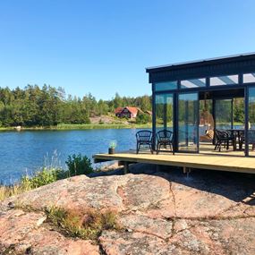 Erillinen lasiterassi on tavallaan helpompi rakentaa kuin talon seinään liitettävä, koska talon ikkunoiden sijaintia ja oviaukkoja ei tarvitse ottaa huomioon.