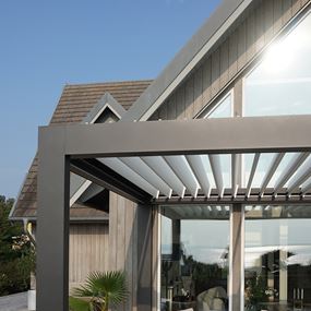 Moderni ja käytännöllinen Pergola lakatusta alumiinista.