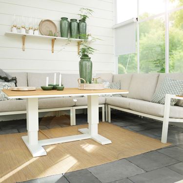 Sunflower-loungeryhmästä sijoitettuna terassihuoneeseen.