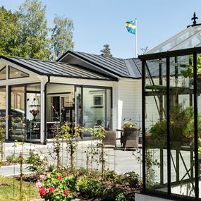 Satulakaton avulla saat ilmavan lasiterassin, jolla on runsas kattokorkeus ja paljon tilaa.
