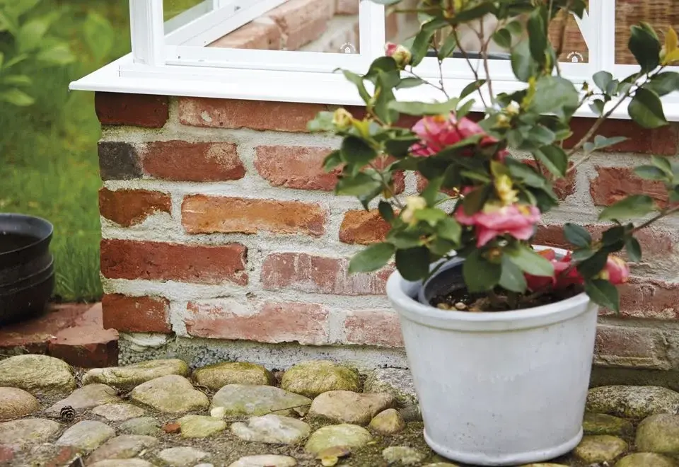 Perustukset muurilla varustetulle kasvihuoneelle