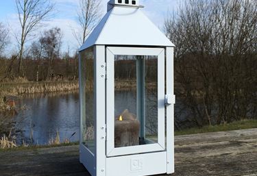 Vit ljuslykta i metall, 42 cm hög