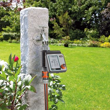 GARDENAn automaattinen kasteluohjaus auttaa sinua puutarhan kastelussa.