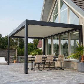 Moderni ja käytännöllinen Pergola lakatusta alumiinista.