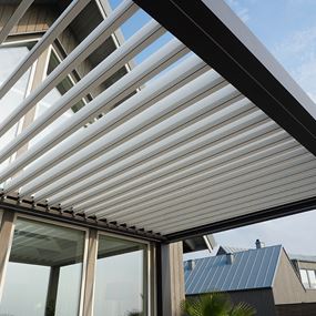 Moderni ja käytännöllinen Pergola lakatusta alumiinista.